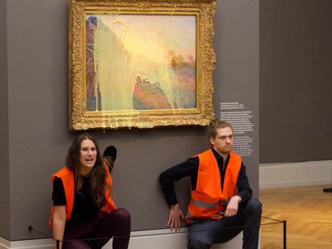 Burgonyapürével öntötték Claude Monet legdrágább festményét környezetvédő aktivisták