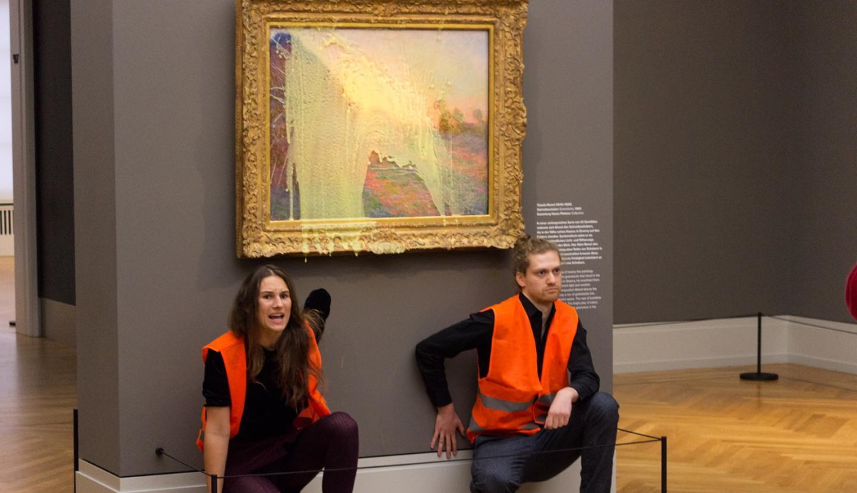 Burgonyapürével öntötték Claude Monet legdrágább festményét környezetvédő aktivisták