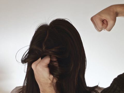 Tanulmány: a romániai társadalom nagymértékben elfogadja a nők elleni erőszak bizonyos formáit