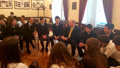Kolozsváron díjazott hetven európai fiatalt Eduárd brit herceg