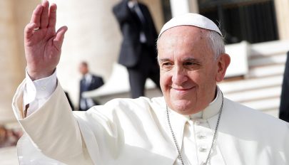 Ferenc pápa a Vatikánba hívja tárgyaljni Putyint és Zelenszkijt