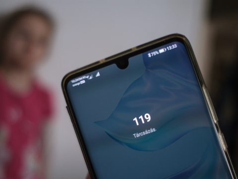 Több mint 90 ezer hívás érkezett eddig a gyermekbántalmazások jelentésére létrehozott számra