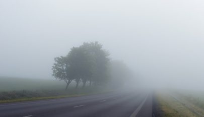 Köd csökkenti a látótávolságot számos romániai közúton
