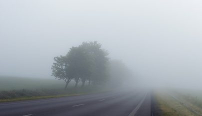 Sűrű köd nehezíti a forgalmat 13 erdélyi, partiumi és bánsági megyében