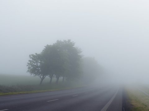 Sűrű köd nehezíti a forgalmat 13 erdélyi, partiumi és bánsági megyében