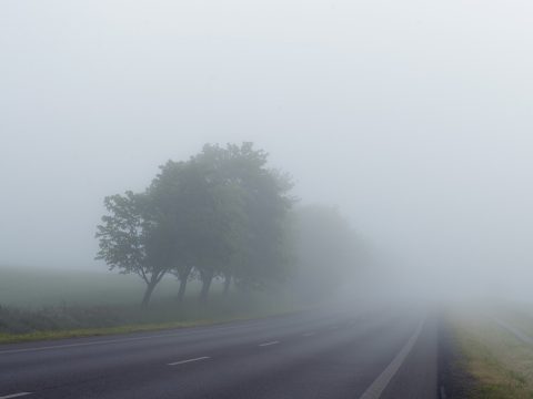 Köd csökkenti a látótávolságot számos romániai közúton