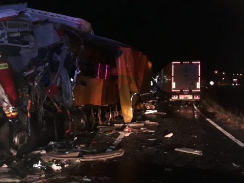 Két kamion ütközött frontálisan Arad megyében, a sofőrök súlyosan megsérültek