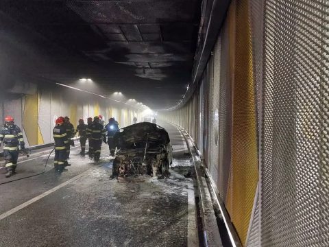 Kigyulladt egy autó a bukaresti Unirii közúti aluljáróban, megbénítva a főváros forgalmát