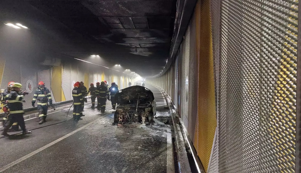 Kigyulladt egy autó a bukaresti Unirii közúti aluljáróban, megbénítva a főváros forgalmát