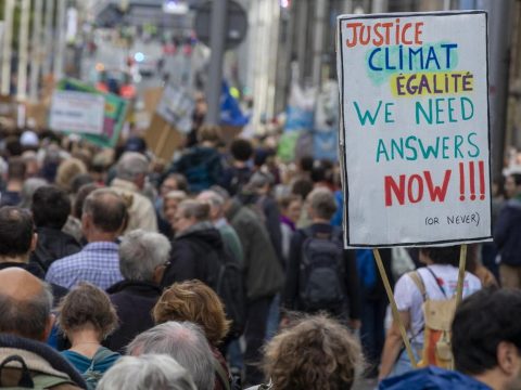 Tízezrek követeltek szigorúbb klímavédelmi intézkedéseket Brüsszelben