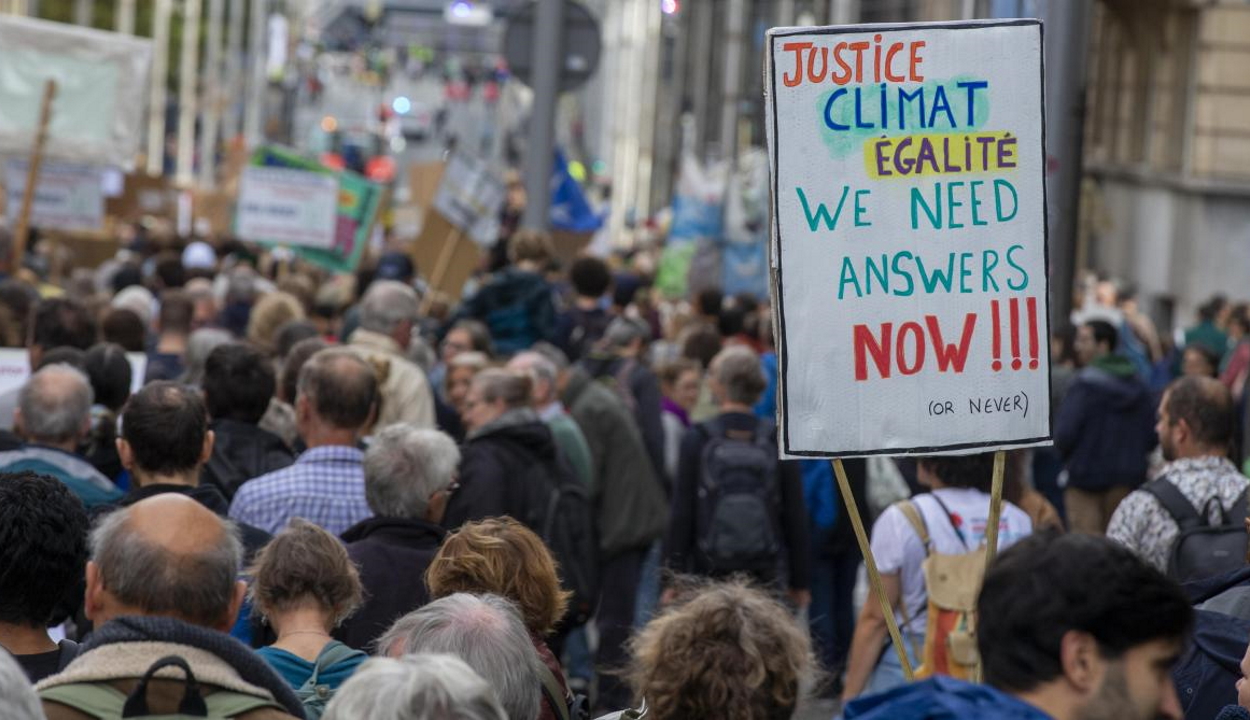 Tízezrek követeltek szigorúbb klímavédelmi intézkedéseket Brüsszelben