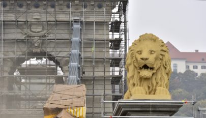Lego-kockákból épített oroszlánt helyeztek el a Lánchídnál