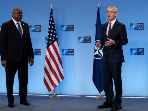 Amerikai védelmi miniszter: Washington megvédi a NATO területének minden négyzetcentiméterét