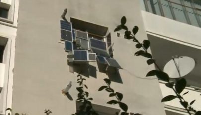 Tömbházlakása ablakába szerelt napelemeket egy kolozsvári férfi
