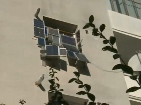 Tömbházlakása ablakába szerelt napelemeket egy kolozsvári férfi