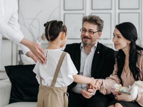 Két évre növelnék a gyermek örökbefogadásakor járó összeszokási szabadságot