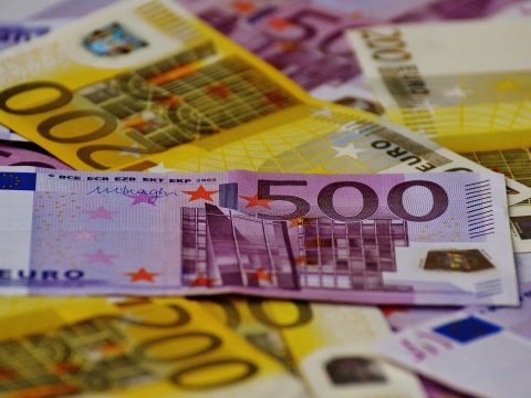 Több ezer eurót és bankkártyát talált az utcán egy fiú Zilahon, leadta a rendőrségen