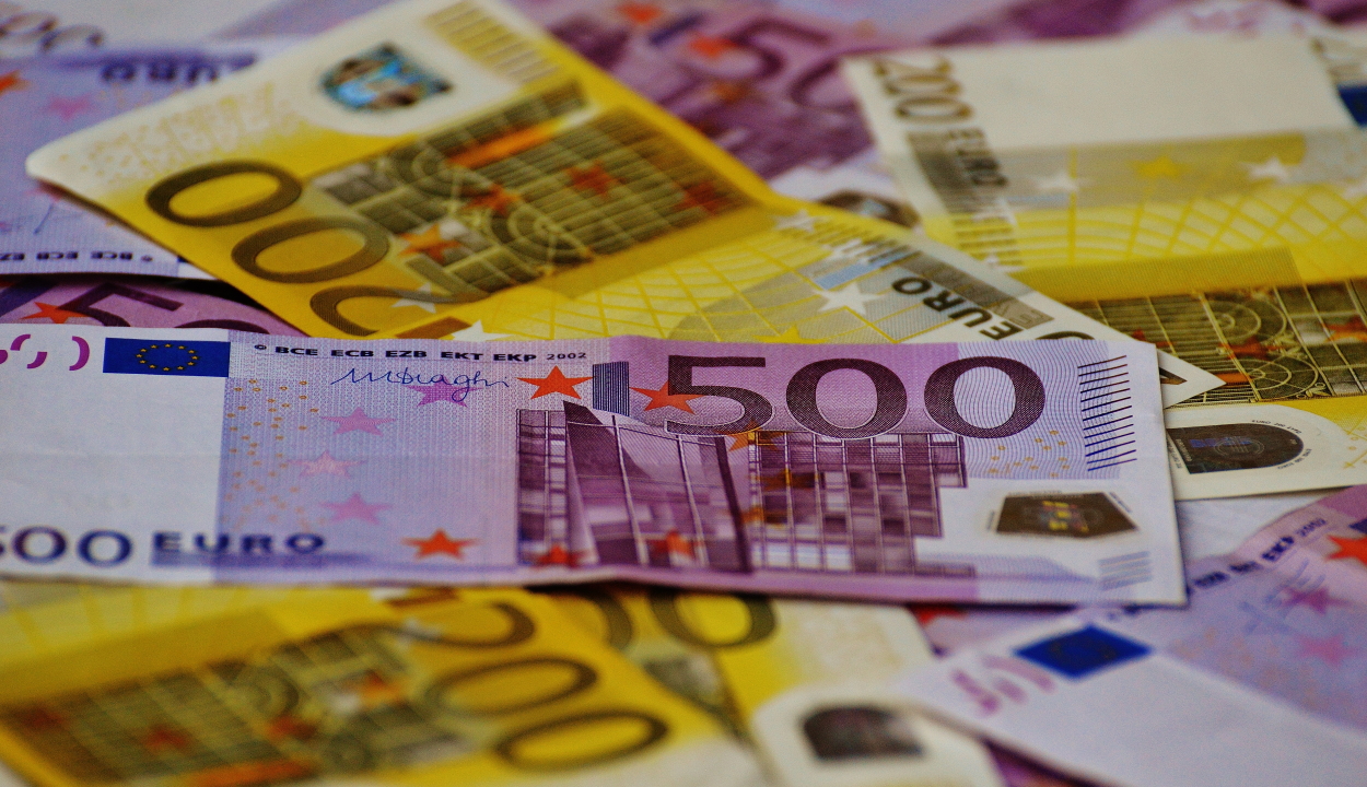 Több ezer eurót és bankkártyát talált az utcán egy fiú Zilahon, leadta a rendőrségen