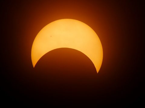 Részleges napfogyatkozás figyelhető meg kedden Románia területéről