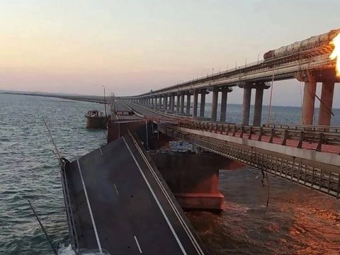 Putyin: terrortámadás volt a Krími hídon elkövetett robbantás