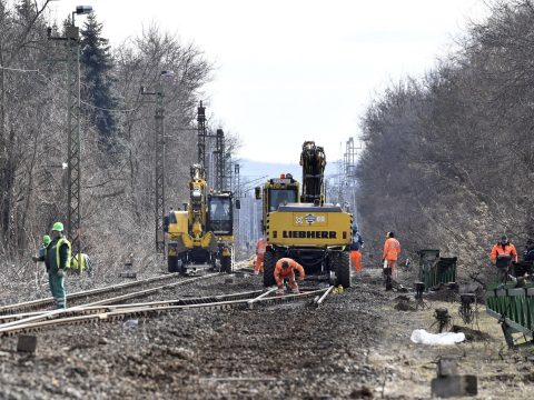 Több mint 50 kilométernyi vasútat újítanak fel Kolozsvár és Biharpüspöki között