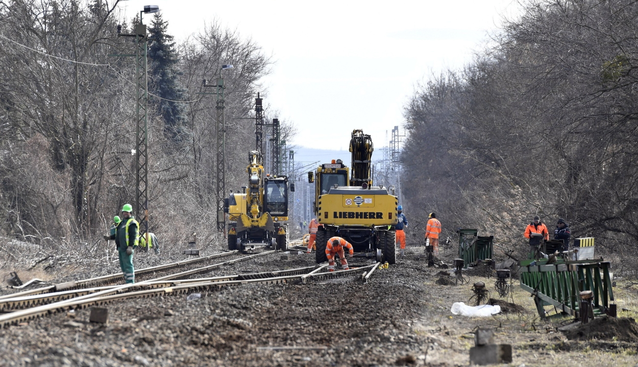 Több mint 50 kilométernyi vasútat újítanak fel Kolozsvár és Biharpüspöki között