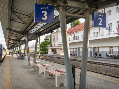 Lóháton, kerékpárral, sőt futva is előzhető a székely gyors