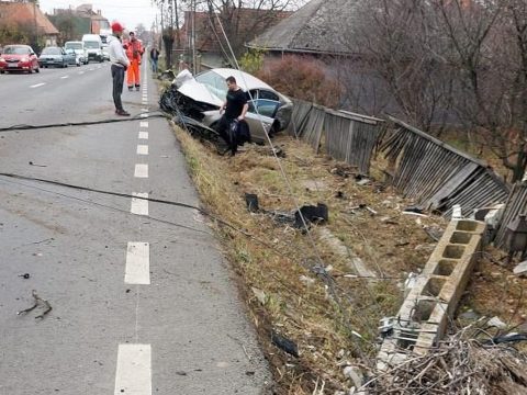 Villanyoszlopot ütött ki egy autó Maksán