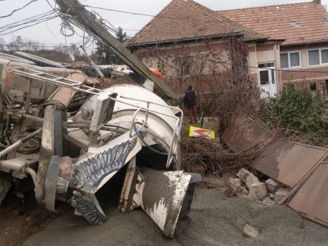 Teherautó borult fel Mikóújfaluban, a sofőr életét vesztette