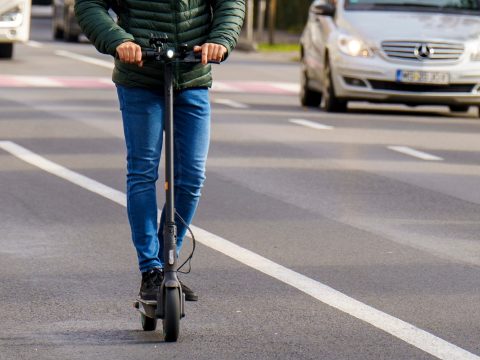 15 km/órára korlátóznák az elektromos rollerek sebességét