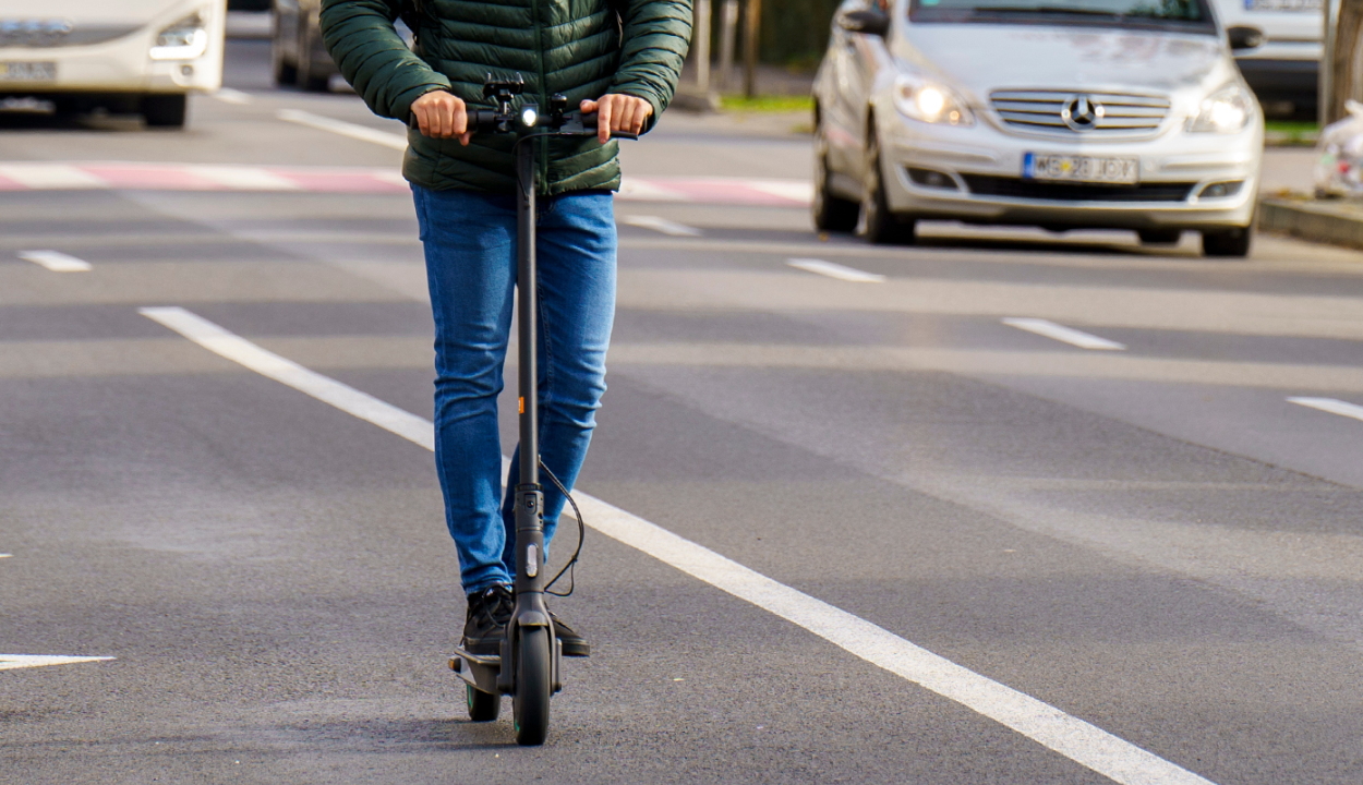 15 km/órára korlátóznák az elektromos rollerek sebességét