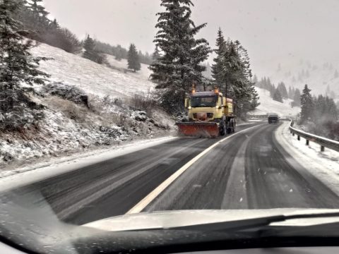 Havazott a hegyvidéken, téli körülmények között zajlik a közlekedés