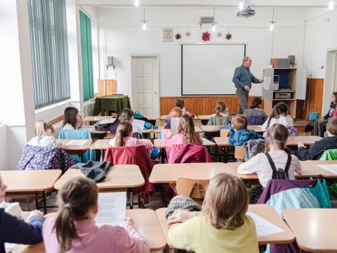 Ellenzi az oktatási minisztérium a tanórák és a szünetek lerövidítését a téli időszakban