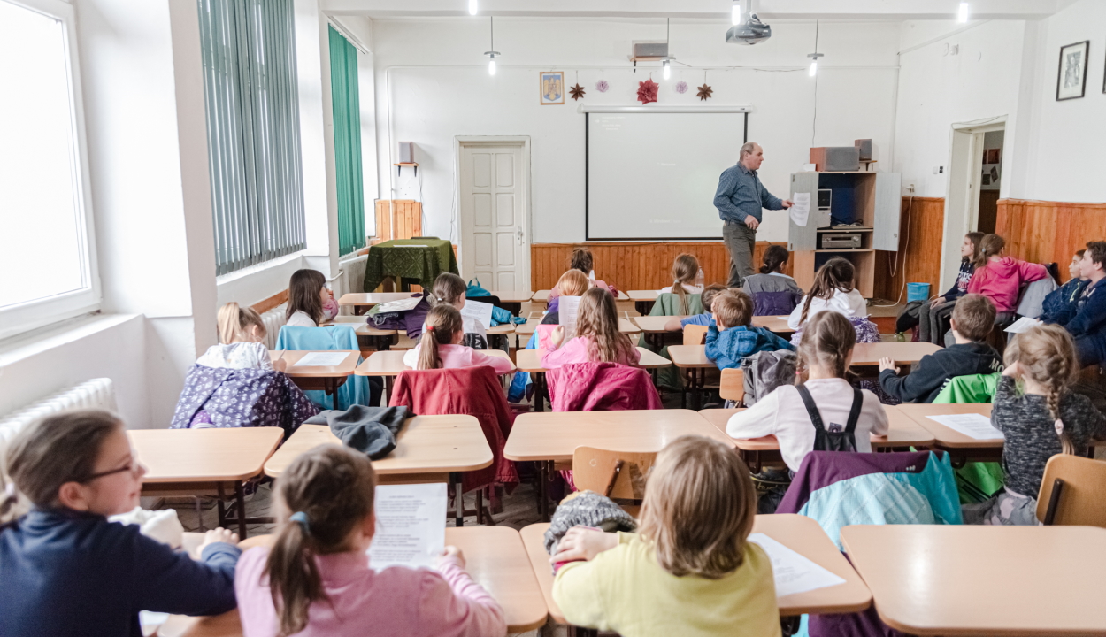 Felmérés: a tanulók 51 százaléka állítja, hogy hozzá kell járulnia az osztálypénzhez