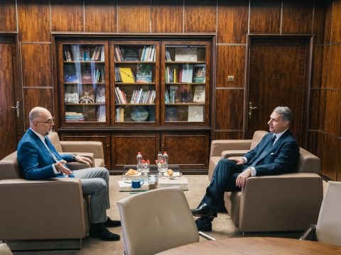 Lázár János a román kormány több tagjával folytatott tárgyalásokat Bukarestben