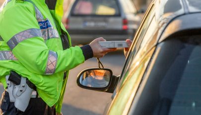 Ittasan, jogosítvány és érvényes rendszám nélkül vezetett