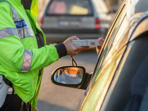 Egyedül ült az autóban az ittas sofőr, mégis azt állította, hogy nem ő vezetett