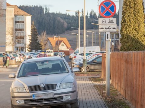 Ezentúl a járdáról is elszállíttathatja a rendőrség a szabálytalanul parkoló autókat