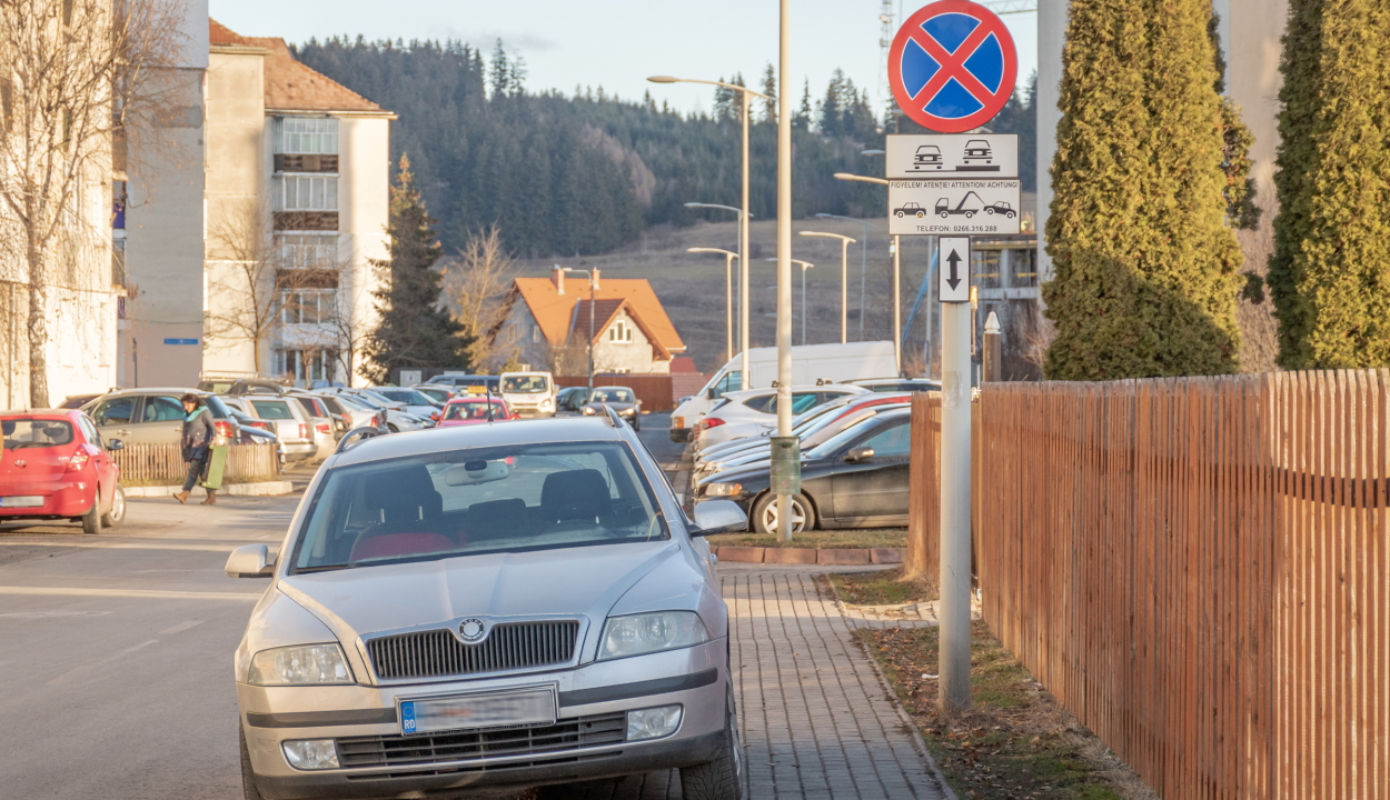 Ezentúl a járdáról is elszállíttathatja a rendőrség a szabálytalanul parkoló autókat