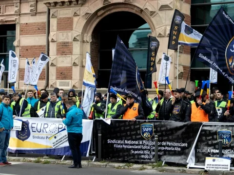 Fizetésemelésért tüntetnek a rendőrök a munkaügyi minisztérium előtt