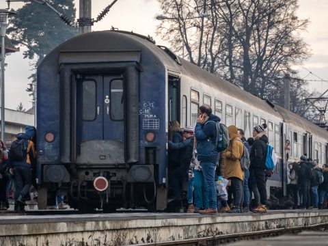 Tanulók Országos Tanácsa: halaszthatatlan az ingázó diákok problémáinak a megoldása