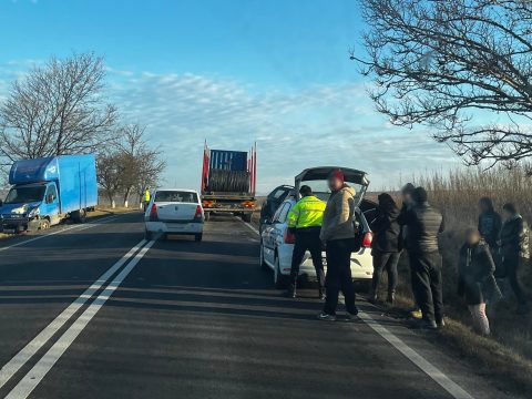 Három autó ütközött Maksa és Dálnok között