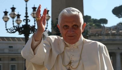 FRISSÍTVE: Ferenc pápa bejelentette, hogy XVI. Benedek nagyon beteg