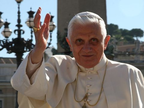 Elhunyt XVI. Benedek nyugalmazott pápa
