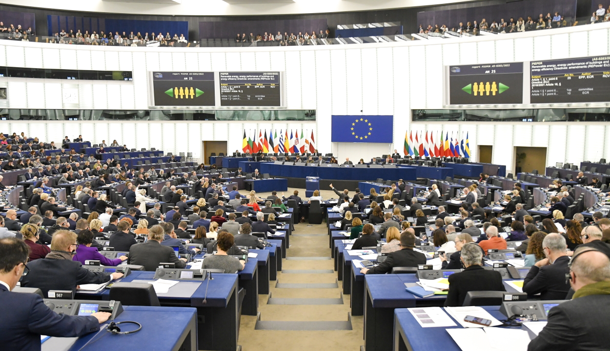Az EP hozzájárult az Ukrajnának szánt 18 milliárd eurós hitelfelvételhez