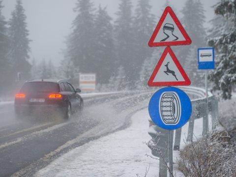 Tizenegy megyében havazás, hófúvás, az ország többi részén havas eső, eső várható