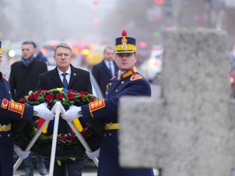 Megkoszorúzta Klaus Iohannis államfő az 1989-es forradalom bukaresti emlékművét