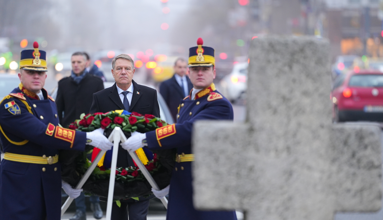 Megkoszorúzta Klaus Iohannis államfő az 1989-es forradalom bukaresti emlékművét