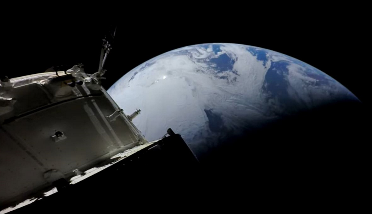 A tervezett időben Földet ért az Orion űrhajó-egység
