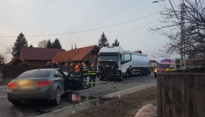 Teherautó és személyautó ütközött
